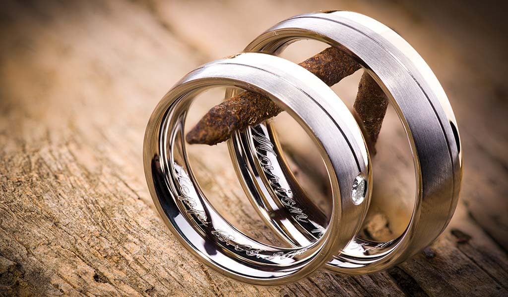 intermitente Bibliografía espiritual Ideas especiales para el grabado en anillos de boda